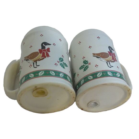 Vintage New Avenues Christmas Holiday Gooseberry Salt And Pepper Shakers - Picture 3 of 6